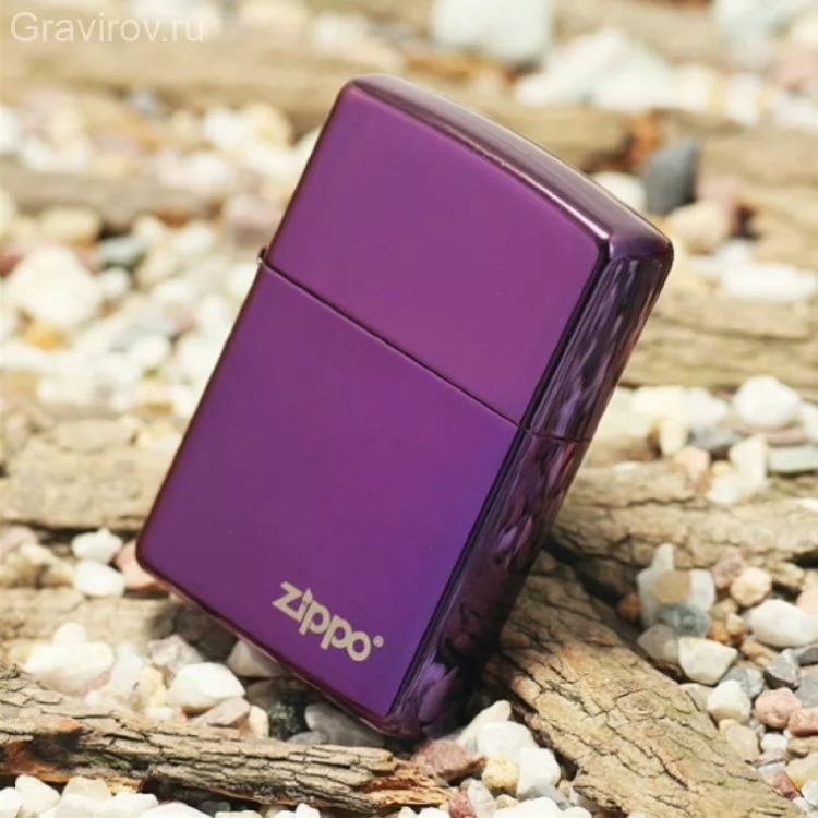 Зажигалка Zippo (Зиппо) Abyss 24747 Кто сказал, что классический цвет для зажигалки должен быть серебристый? Zippo ломает все стереотипы и представляет к вашему выбору стильную зажигалку, ZIPPO CLASSIC ФИОЛЕТОВЫЙ.
Эта зажигалка хорошо подойдет в подарок не только мужчине, но и женщине. Нанесенная, по вашему заказу, гравировка, надпись или фотография, сделает зажигалку еще более привлекающей.